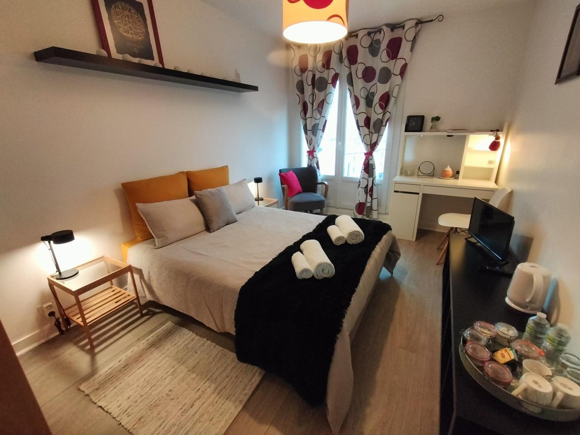 Lumineux 70 M2 & Parking Prive Proche Centre Homestay *